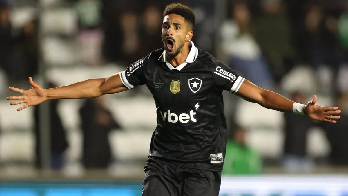 O espanhol Chris Ramos fez seu primeiro jogo e marcou o segundo e terceiro gols do Botafogo (Foto/Reprodução)