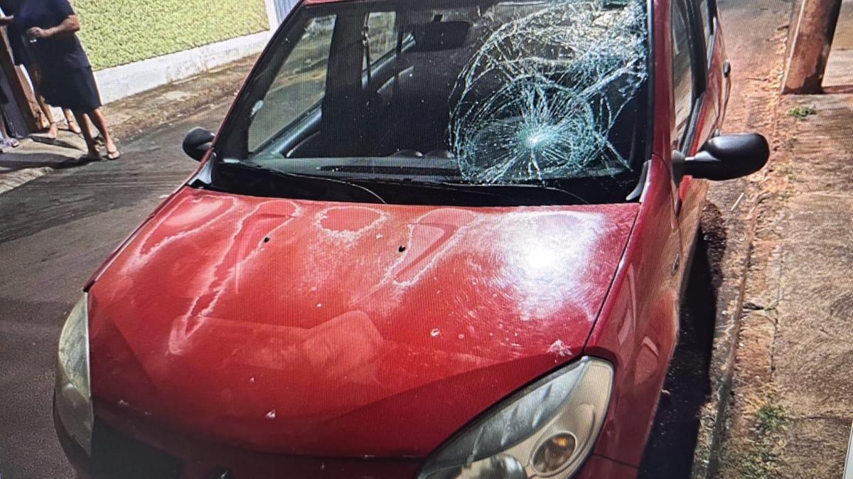 Renault Sandero usado no atropelamento, com a dianteira danificada, foi apreendido pela Polícia Militar no Boa Vista (Foto/Divulgação)