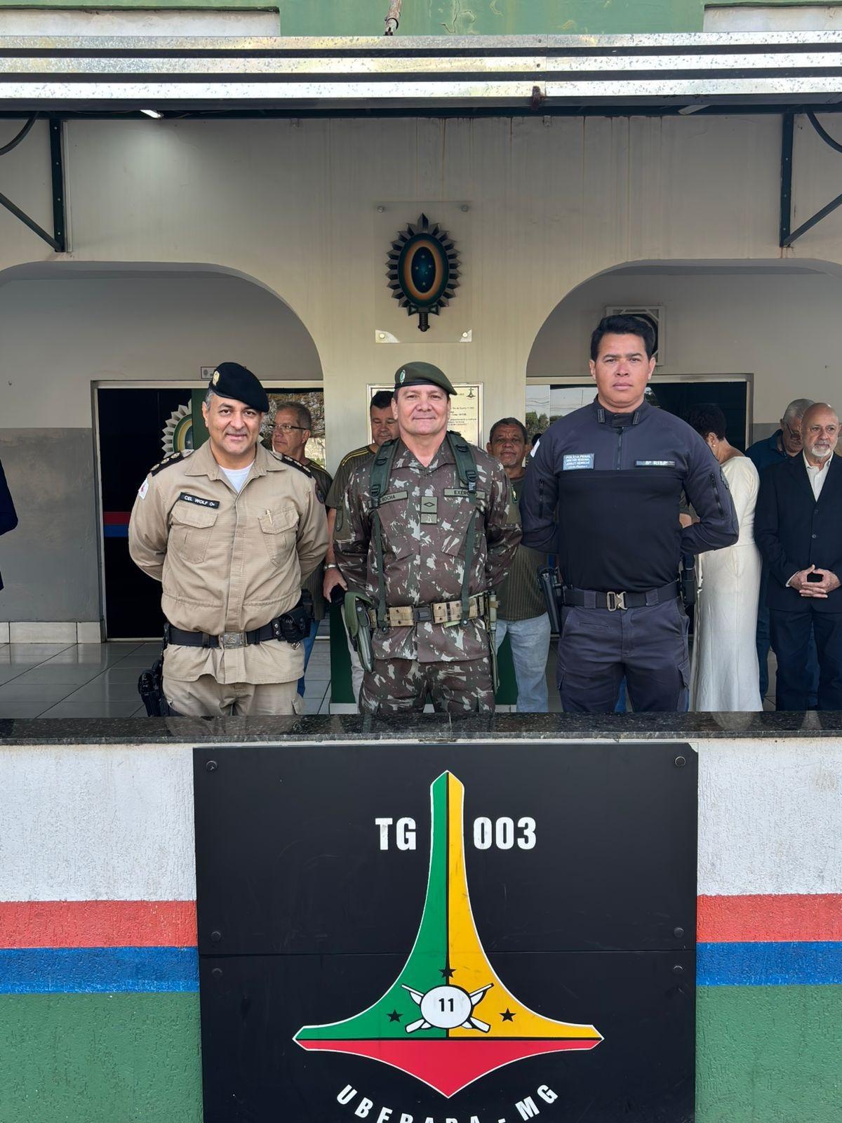 Coronel PM Rodrigo Wolf, comandante da 5ªRPM, ao lado do chefe de Instrução do Tiro de Guerra de Uberaba, subtenente EB José Roberto da Rocha, durante a solenidade em comemoração ao Dia do Soldado (Foto/Divulgação)