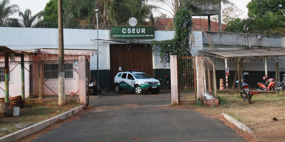 Conforme registros policiais, a vítima relatou ter acordado assustada ao perceber outro adolescente sobre ela (Foto/Reprodução)