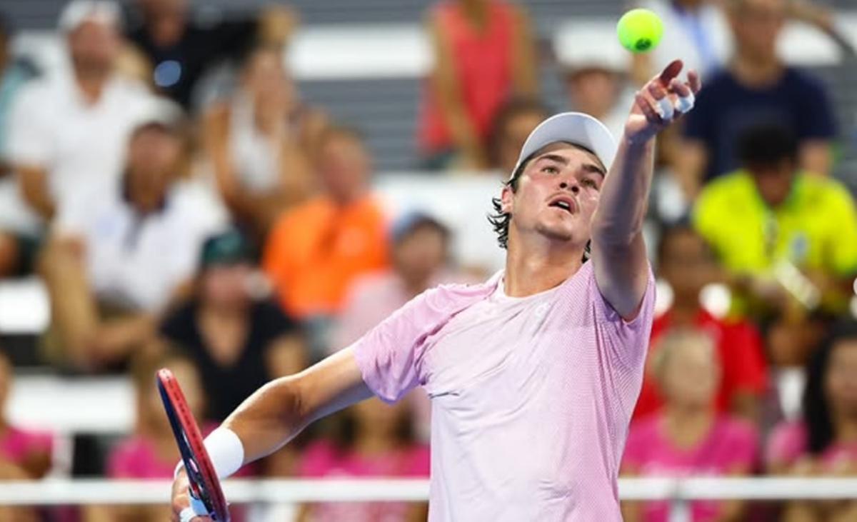 Carioca de 19 anos supera sérvio Kecmanovic, encara mal-estar em quadra e alcança feitos históricos no tênis brasileiro (Foto/@atptour/@cincytennis)