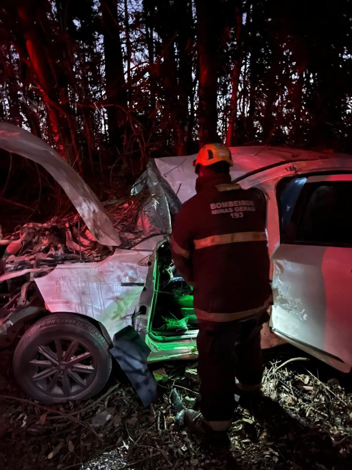 A motorista foi socorrida pelos bombeiros e o SAMU realizou o transporte para atendimento médico (Foto/CBMMG)