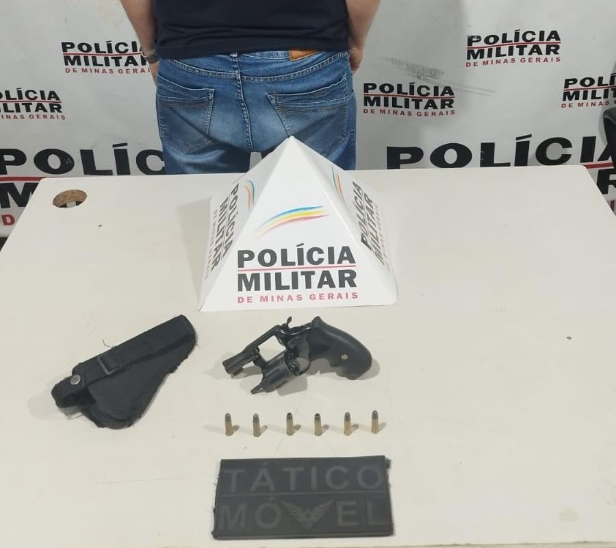 Junto com a arma, foram encontradas seis munições intactas. (Foto/Divulgação)