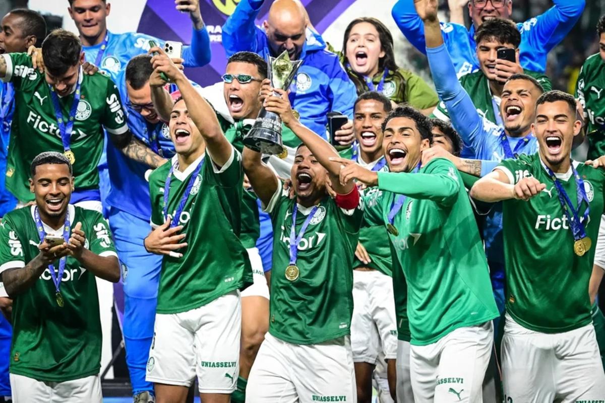 Jogadores do Palmeiras celebram a conquista merecida ao lado da torcida palmeirense (Foto/Rodrigo Corsi/Agência Paulistão)