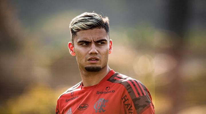 Negociado junto ao Fulham, Andreas Pereira assina por quatro anos e será uma das peças centrais do projeto de Abel Ferreira (Foto/Flamengo)