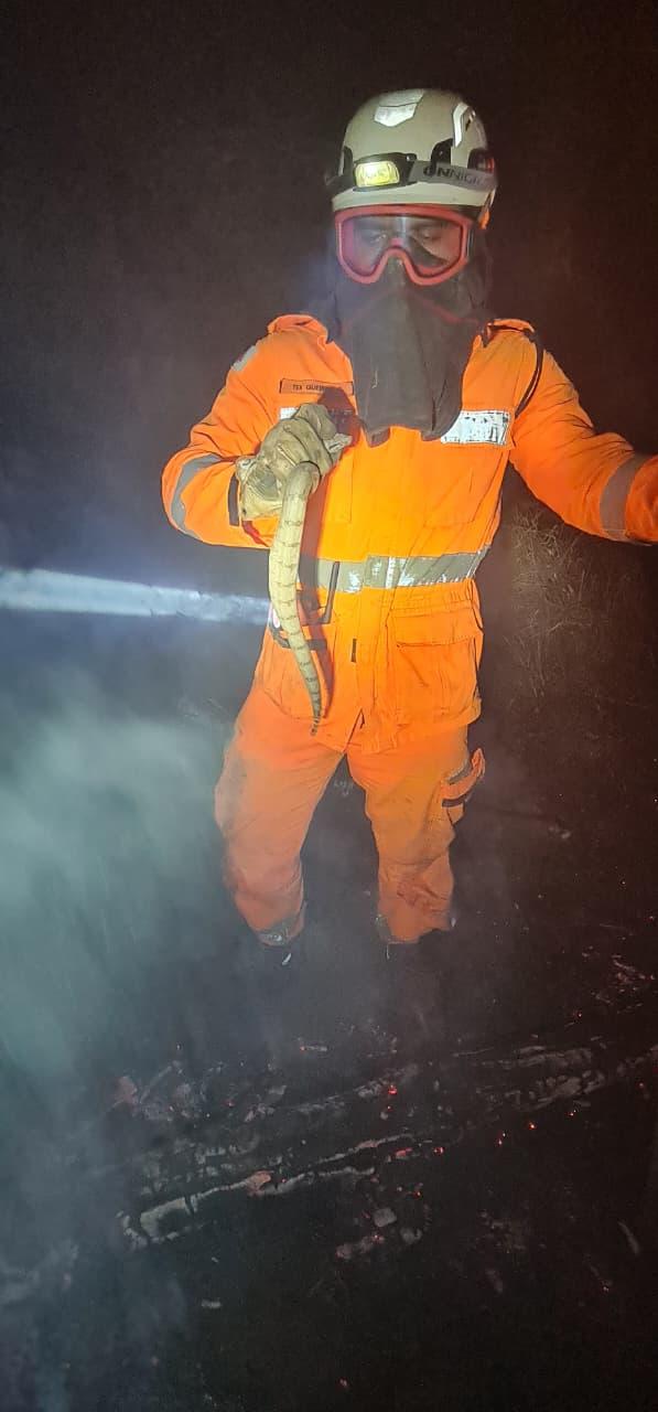 Uma jibóia encontrada na área foi resgatada sem lesões e devolvida ao habitat natural após o rescaldo (Foto/Divulgação)