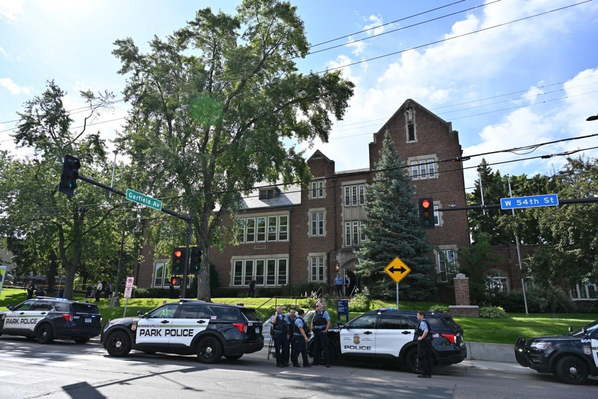 Policiais se posicionam em frente a uma escola católica em Minneapolis (Foto/Tom Baker/AFP)