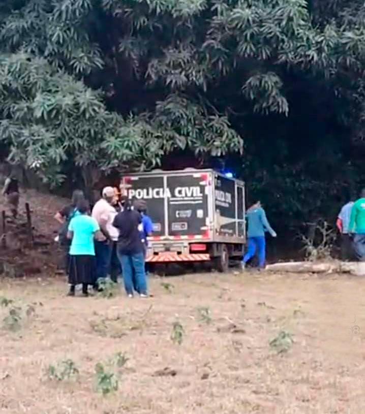 Unidade do rabecão da Polícia Civil esteve no local e levou o corpo do jovem para o Instituto Médico Legal  (Foto/Divulgação)