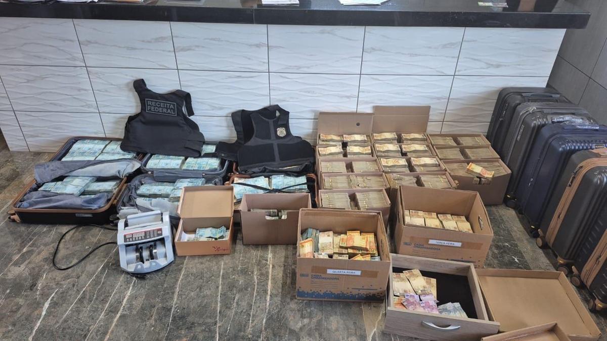 Malas e caixas cheias de dinheiro apreendido pela Polícia Federal durante a segunda fase da Operação Sinal de Fumaça. A ação cumpriu mandados em Uberaba e em outros quatro estados, resultando na apreensão de R$9,6 milhões e outros itens (Foto/Divulgação)
