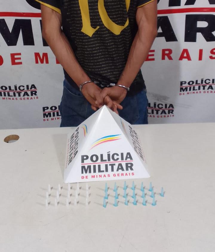 Com o suspeito foram encontrados 34 pinos de cocaína, R$ 62 em dinheiro e um aparelho celular. (Foto/Divulgação)