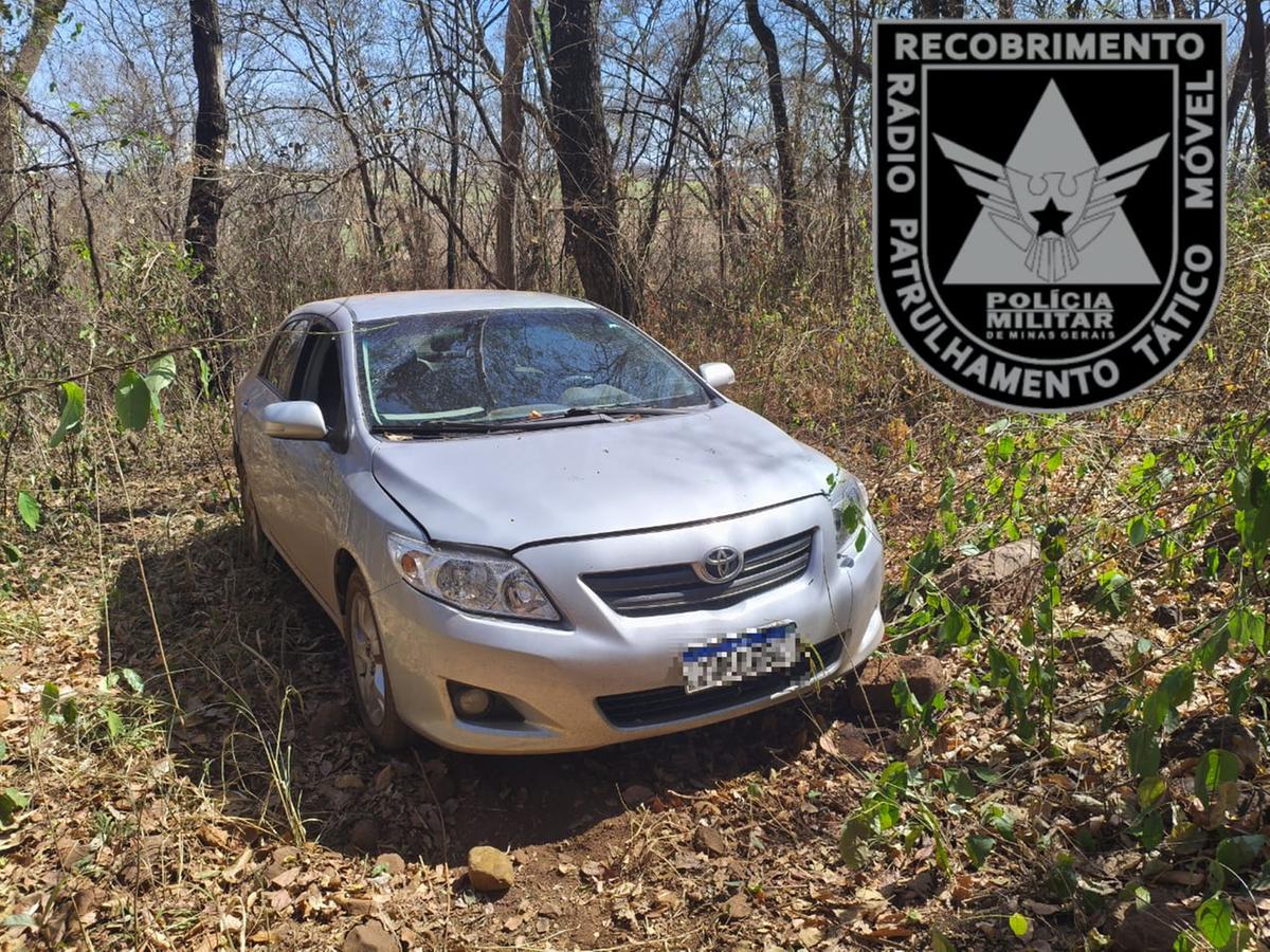Carro roubado no Jardim Primavera é achado em fazenda de Peirópolis. (Foto/Divulgação)