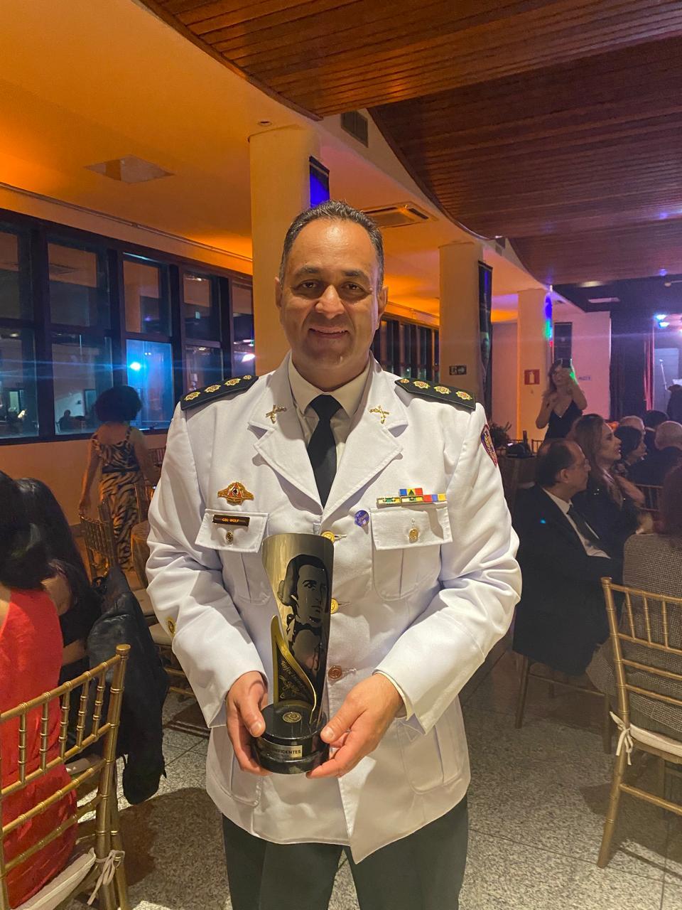 Coronel Wolf, comandante da 5ªRPM, exibe o Troféu Inconfidentes durante solenidade no auditório do Clube dos Oficiais Militares Mineiros, em Belo Horizonte. A honraria é a mais alta distinção concedida pela Associação dos Oficiais (Foto/Divulgação)