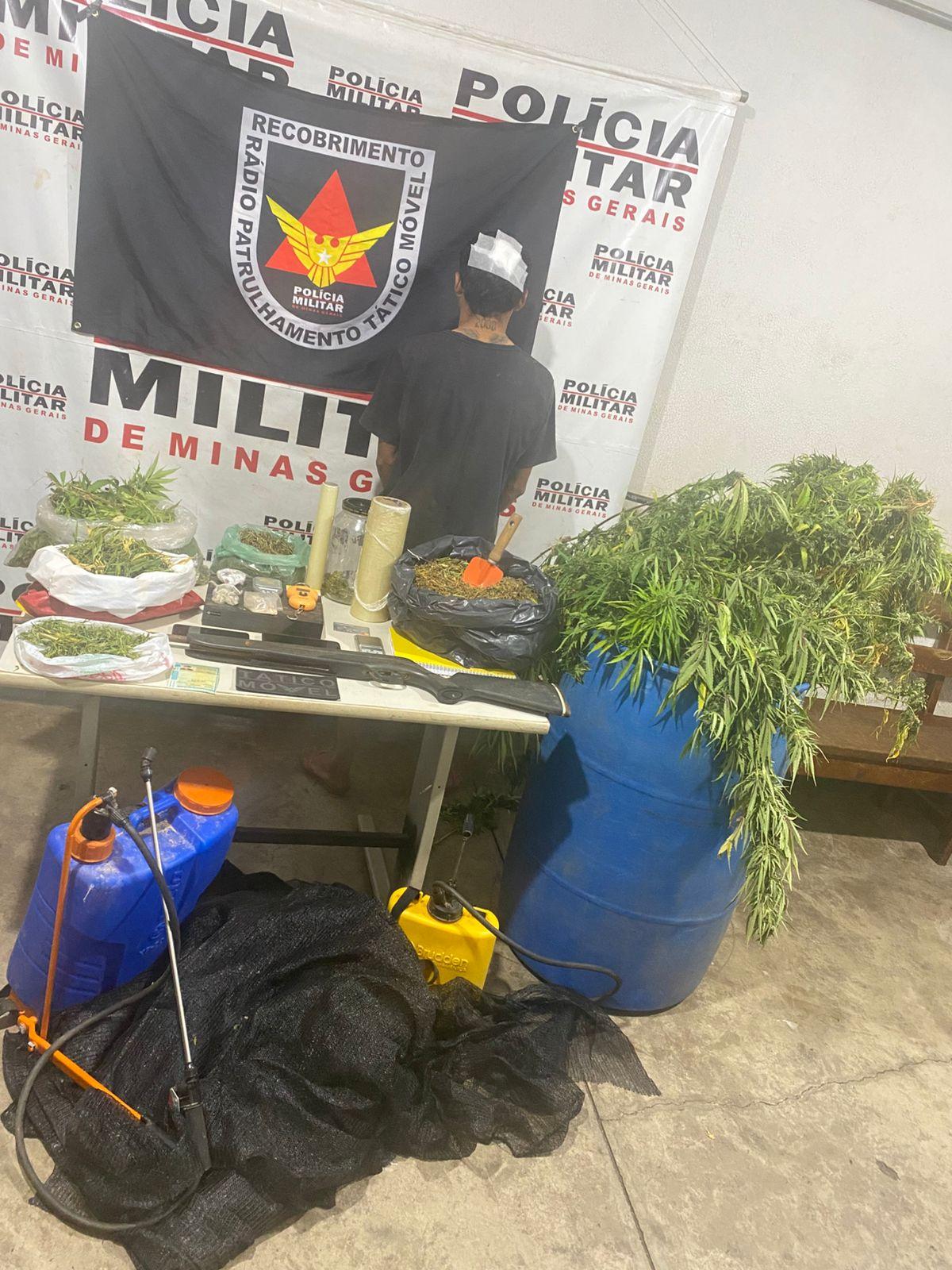 Durante as buscas, os policiais localizaram uma plantação de maconha, além de buchas e um tablete da mesma droga já prontos para comercialização. (Foto/Divulgação)