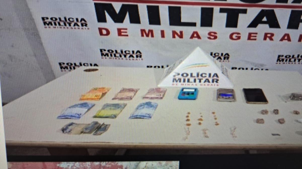 No total, foram apreendidas 22 pedras de crack, buchas de maconha, um tablete da droga prensada, balança de precisão, dinheiro em espécie e a maquineta ativa. (Foto/Divulgação)