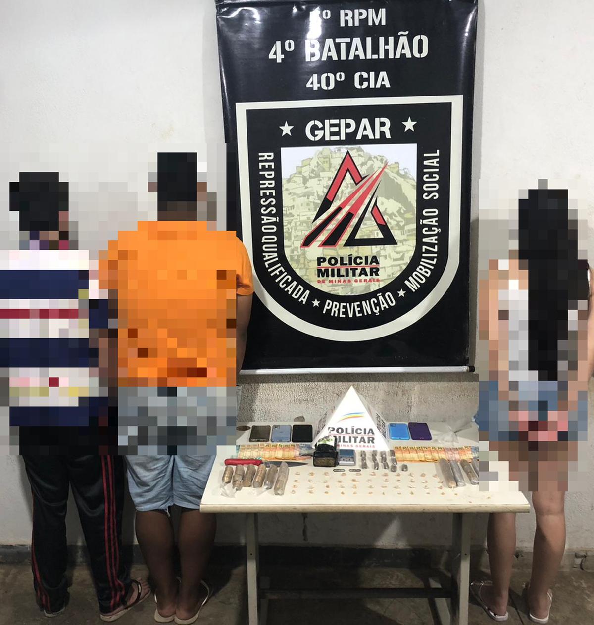 No local, os policiais encontraram grande quantidade de drogas e materiais relacionados ao tráfico. (Foto/Divulgação)
