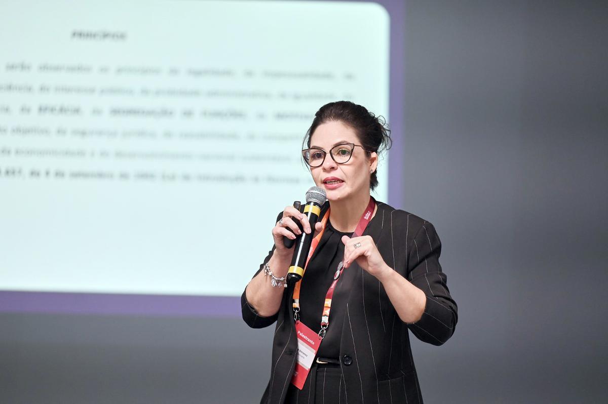 Dra. Rita Veronez, presidente da Comissão da Advocacia Pública e Direito Administrativo da OAB/Uberaba e procuradora do Município, acaba de chegar da terra da garoa, onde participou do Congresso de Contratações Públicas – Lícita; a participação da dra. Rita reforça a qualidade técnica da Comissão Temática e consolida sua projeção no cenário jurídico nacional. Além disso, seu nome foi aprovado para integrar o Instituto Mineiro de Direito Administrativo (IMDA), tornando-se o mais novo membro da instituição (Foto/Arquivo pessoal)