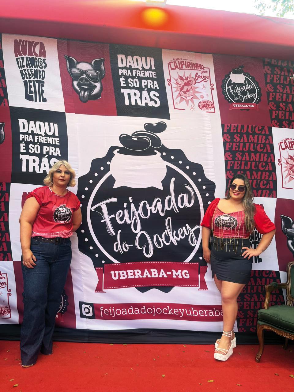 Claudia Geni Santos e Anna Julya Santos curtiram o showzão do Sorriso Maroto na tradicional Feijoada do Jockey (Foto/Arquivo pessoal)