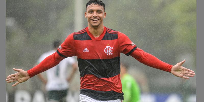Vitor Hugo de 21 anos chega e joga até 2026 reforçando o meio-campo santista (Foto/Marcelo Cortes/Flamengo)