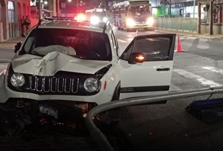 Frente do carro ficou danificada e os airbags foram acionado, evitando que a condutora sofresse ferimentos  (Foto/Divulgação)