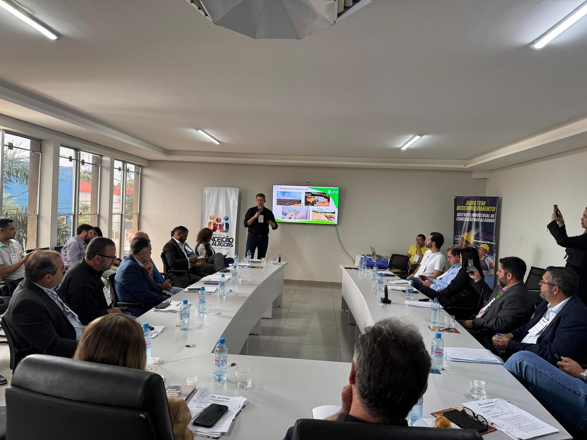 Tenente-coronel Anderson Passos falou aos prefeitos da região sobre os riscos de incêndios e ações de prevenção  (Foto/Divulgação)