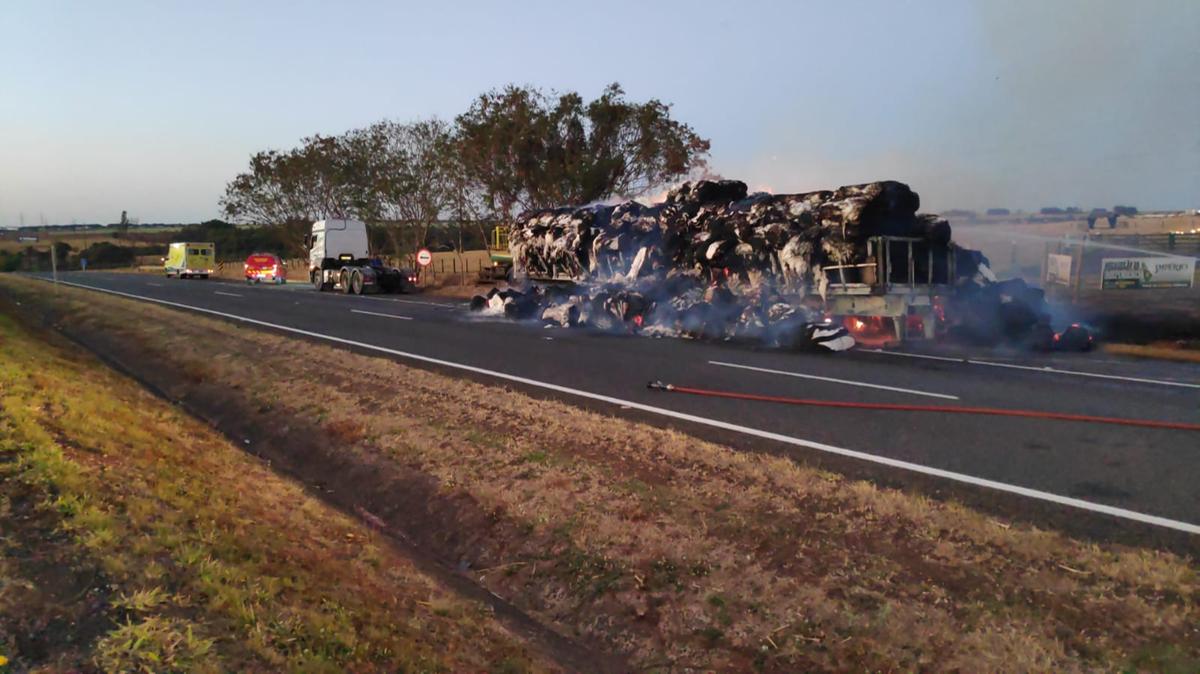 De acordo com o condutor, ao perceber as chamas, ele conseguiu parar o veículo, desengatar o cavalo mecânico e acionar imediatamente os bombeiros (Foto/Divulgação Corpo de Bombeiros)