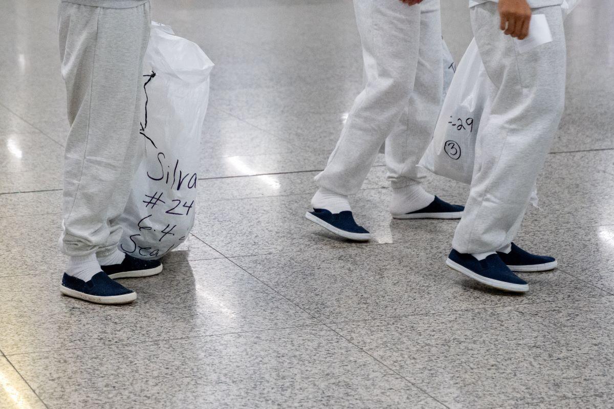 Grupo de brasileiros chegou ao aeroporto de Confins na quarta-feira (27/08) apenas com alguns pertences (Foto/Alexandre Rezende /Folhapress)