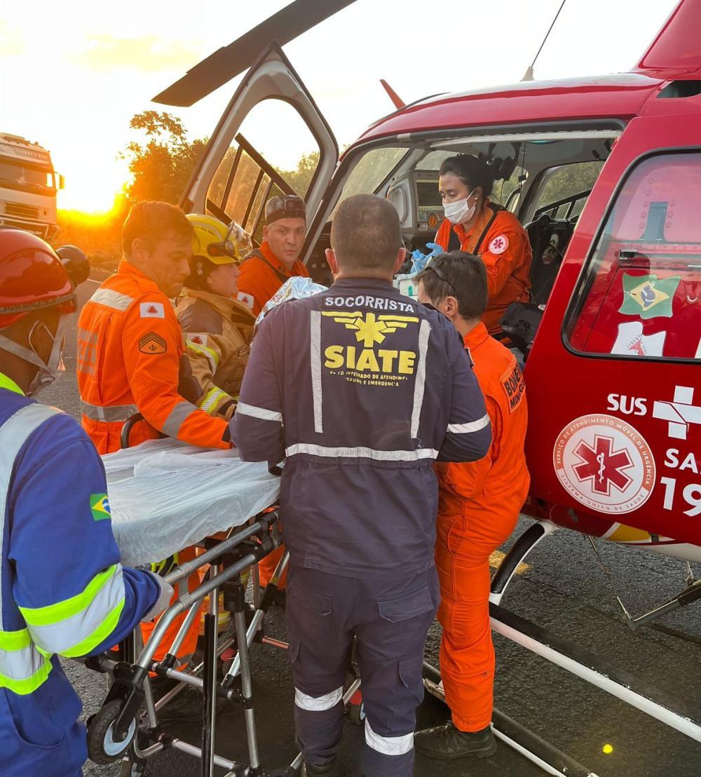 Helicóptero do Corpo de Bombeiros foi acionado para transportar vítima em estado grave ao Hospital de Clínicas da UFTM, em Uberaba (Foto/TVKZ)