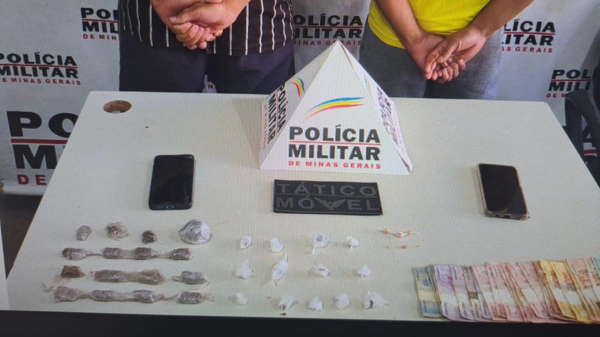 A equipe do Tático Móvel flagrou um dos indivíduos em plena mercância de entorpecentes. (Foto/Divulgação)