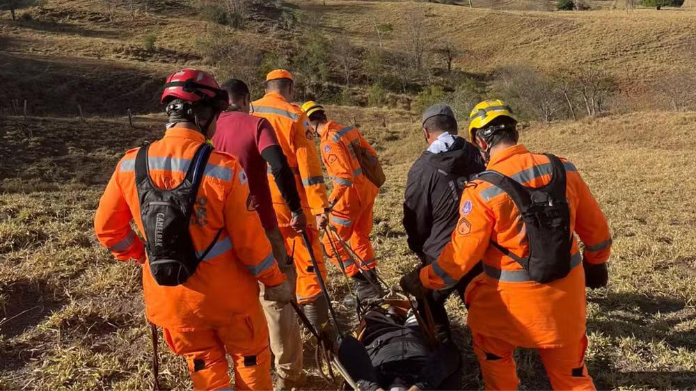 Localizada a vítima, os bombeiros prestaram os primeiros socorros e constataram uma possível fratura no pé direito (Foto/Divulgação)