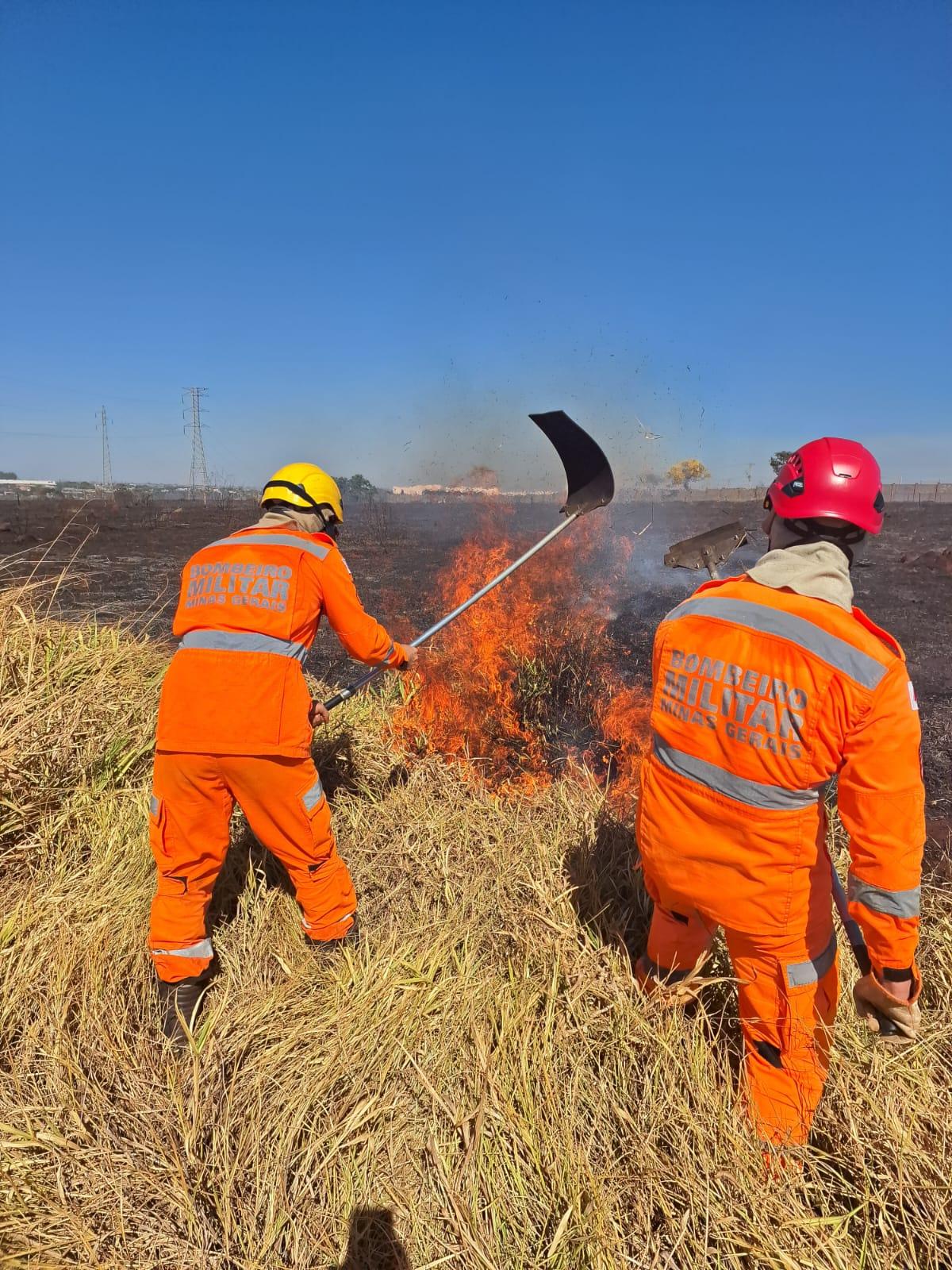 Foram utilizados aproximadamente 2 mil litros de água na ação, que conseguiu conter a propagação do fogo para áreas de risco (Foto/Divulgação)