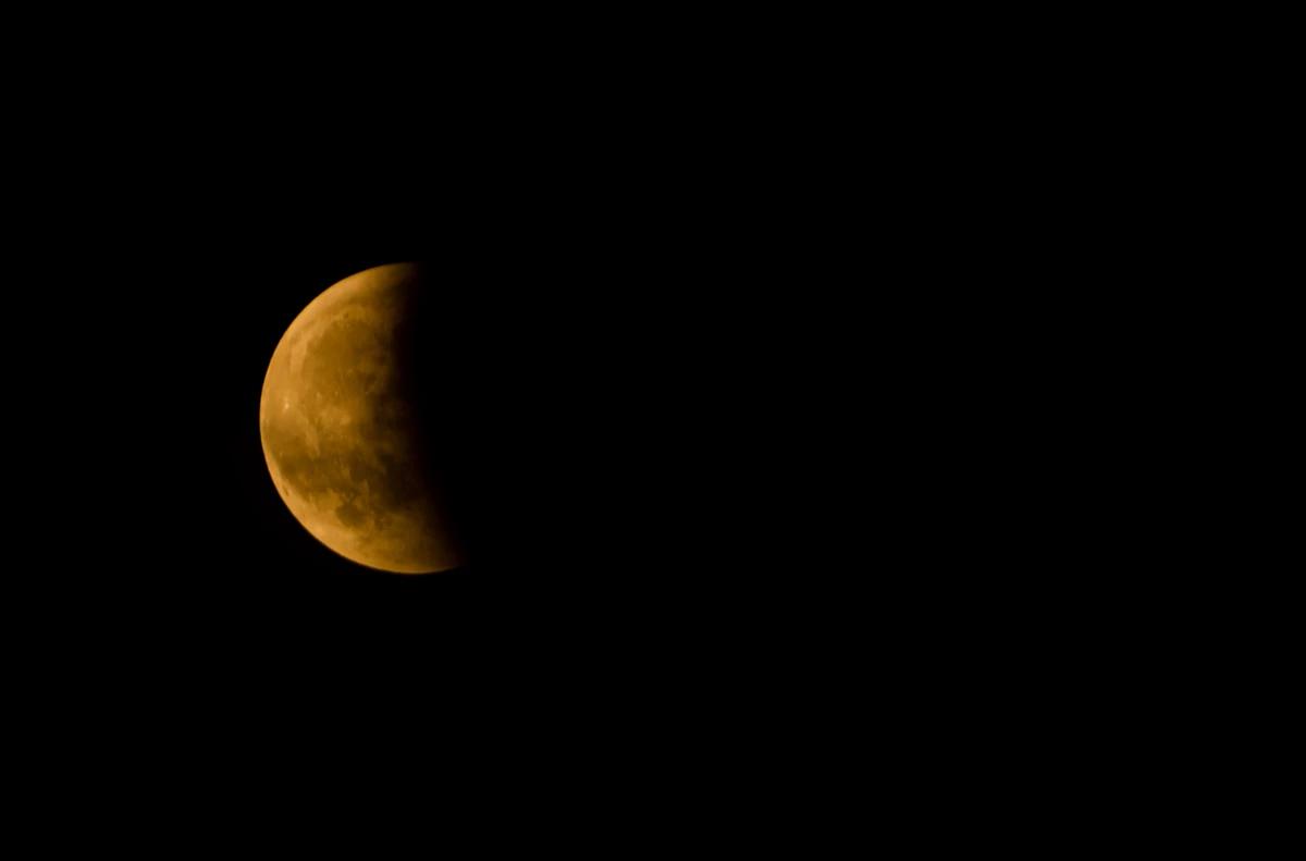 Maior eclipse lunar de 2025 será neste domingo (Foto/FREEPIK)