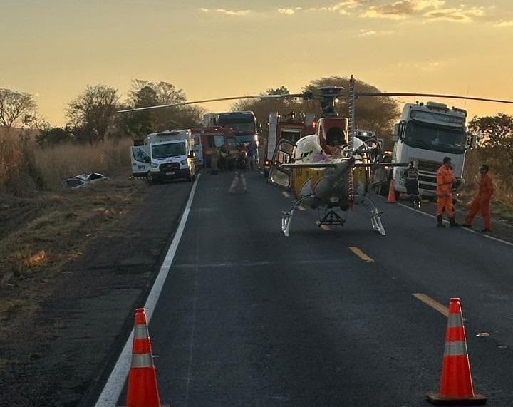 Bombeiros militares e policiais rodoviários federais prestaram atendimento no local do acidente, que deixou um motorista gravemente ferido na BR-262, sendo necessário o socorro com helicóptero (Foto/Divulgação)