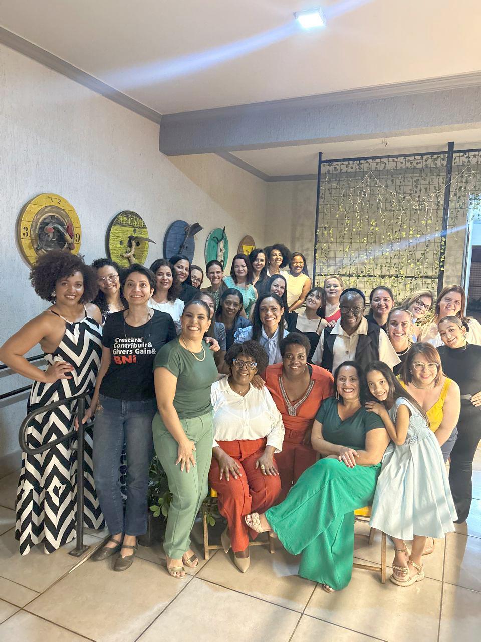 Na última quinta, 28/08, o grupo de empresárias Entre Elas promoveu mais um encontro marcante, reunindo mulheres de diferentes áreas para um momento de aprendizado, acolhimento e fortalecimento. A palestra show de Miriam Costa, mentora de mulheres. O grupo de empresárias Entre Elas tem a competente Patricia Juliana como um dos nomes de maior destaque, ela que hoje esta a frente de um dos mais gosotos restaurantes da cidade (Foto/Arquivo pessoal)