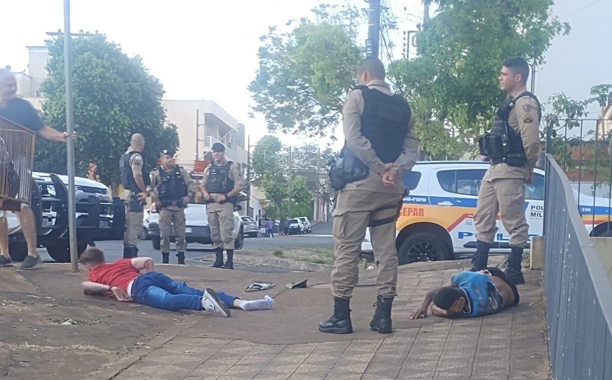 Equipes da Polícia Militar participaram do cerco que resultou na prisão de dois suspeitos e na recuperação de uma motocicleta roubada em Uberaba (Foto/Divulgação)