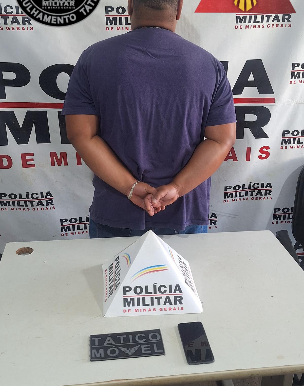 Além de drogas, os policiais encontraram com o suspeito um celular com registro de roubo desde 2023. (Foto/Divulgação)