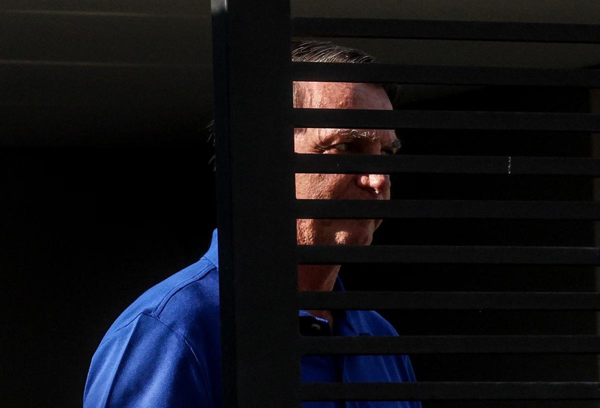 O ex-presidente Jair Bolsonaro em sua casa, em Brasí­lia, onde cumpre prisão domiciliar determinada pelo ministro do STF Alexandre de Moraes (Foto/Gabriela Biló/Folhapress)