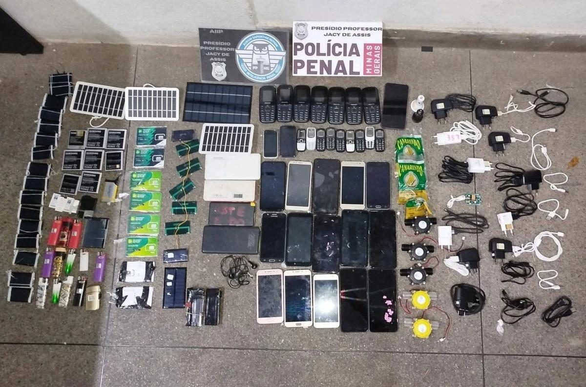 Objetos apreendidos com gari em presídio de Uberlândia (Foto/Sejusp/Divulgação)