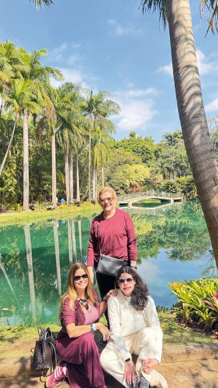 Lélia Bruno, sua filha Ana Paula e sua neta Aninha em recente viagem cultural ao Inhotim, o maior museu a céu aberto da América Latina (Foto/Arquivo pessoal)