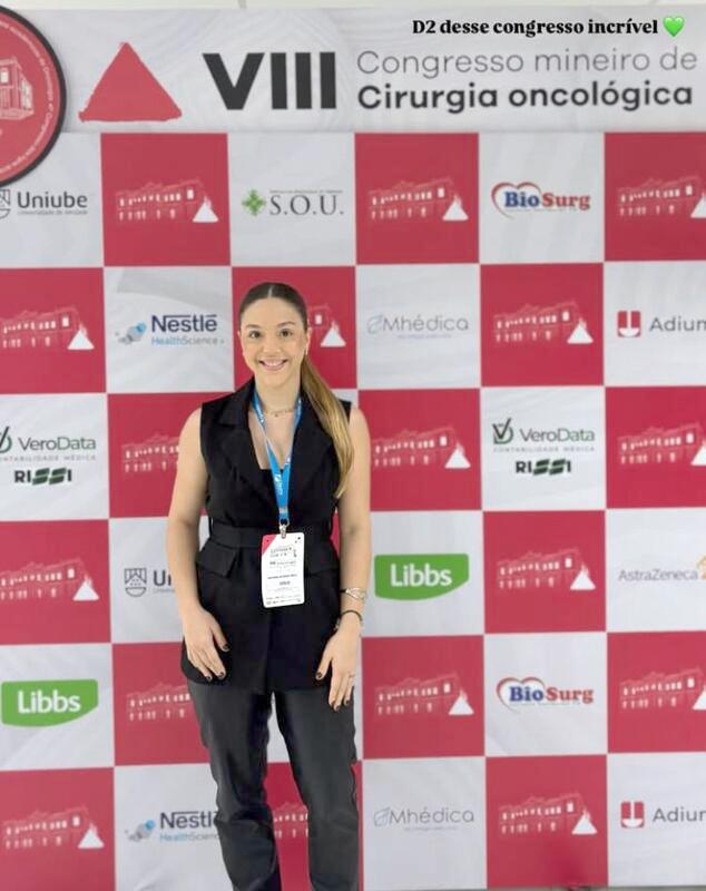 Mil cumprimentos à futura médica, Nayara Gondim Cruz que aniversariou ontem, cercada pelo carinho da família e amigos. Na foto Nana participando de importante Congresso de Cirurgia Oncológica no últ (FotoArquivo pessoal)