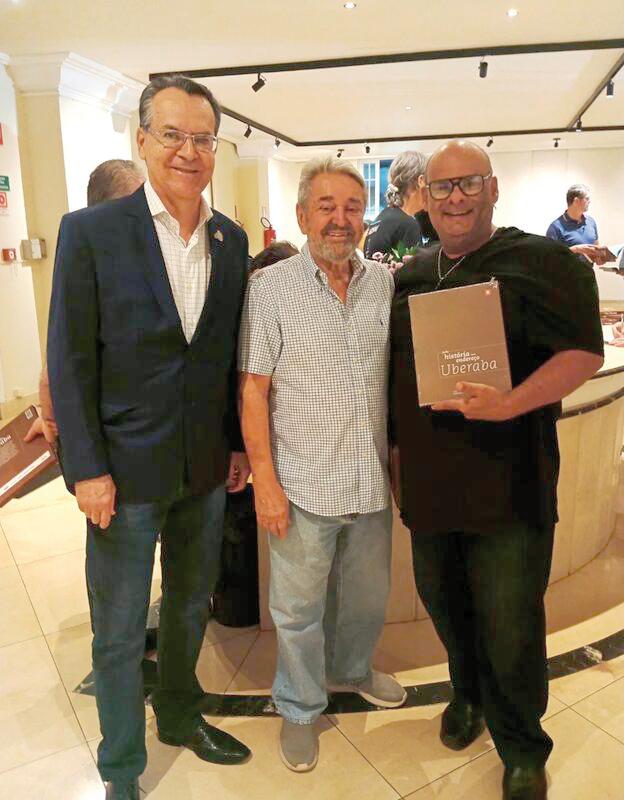 Professor Luiz Carlos Borges Ribeiro, autor da tese que originou o Geoparque (citado no livro), Reitor da Uniube Marcelo Palmério e nosso amigo Marco Aurélio Cury na noite de lançamento do livro sobre a história de Uberaba (Foto/Arquivo pessoal)