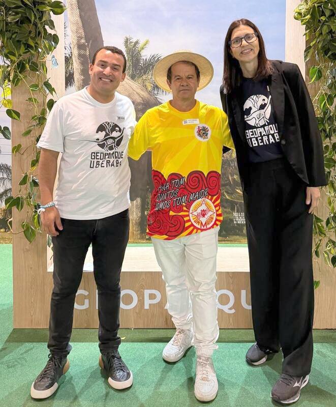 Secretário adjunto de Econômico de Uberaba, Alexandre Cury e a diretora de Turismo Cidinha Basílio recebendo o sambista Auro, integrante da Escola de Samba paulistana Tom Maior (Foto/Arquivo pessoal)