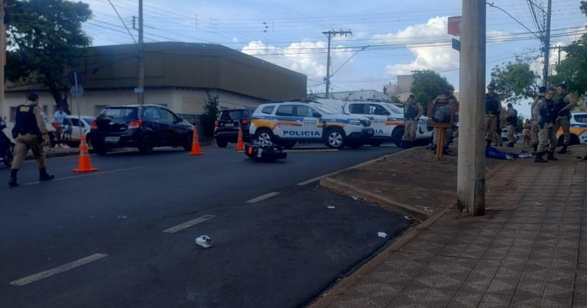 Policiais militares do 4º Batalhão prenderam dois jovens, de 19 e 21 anos, após perseguição de mais de dez minutos em Uberaba. Eles fugiam em uma motocicleta furtada e foram imobilizados na avenida Doutor Fidélis Reis (Foto/Divulgação)