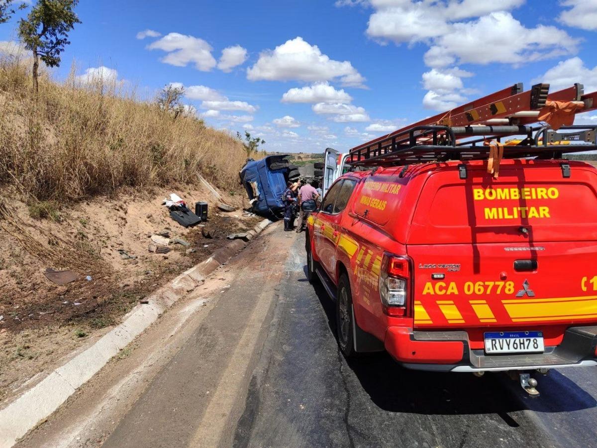 Motorista sofreu contusões e escoriações após carreta tombar na BR-365 (Foto/Divulgação CBMG)