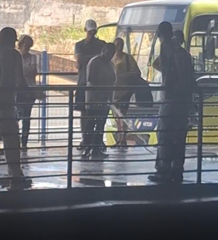 O pedido de economia, ganhou contraste após imagens compartilhadas com a reportagem mostrarem uma cena de desperdício no Terminal Oeste (Univerdecidade) onde um funcionário foi visto utilizando mangueira para lavar o piso do espaço (Foto/Reprodução)