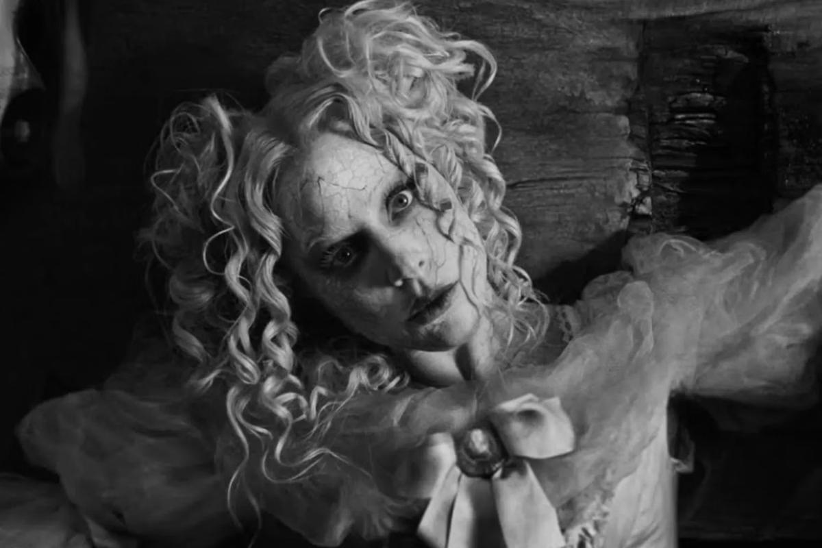 Novo clipe da cantora tem direção de Tim Burton (Foto/Reprodução/YouTube)