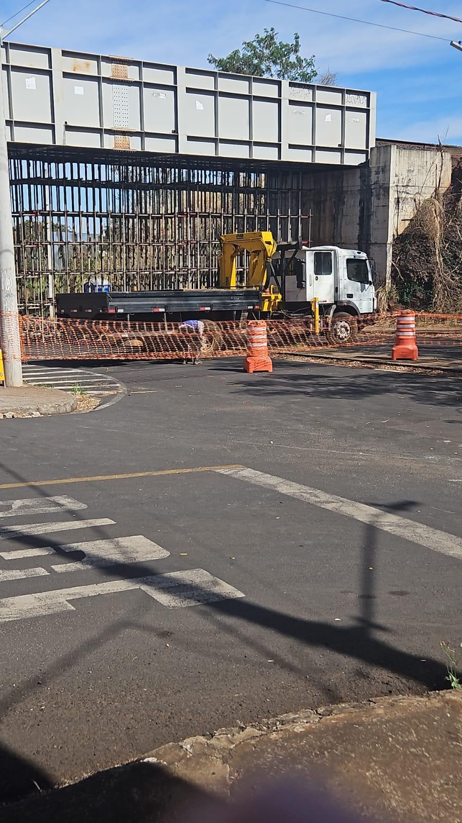 Após meses em tratativas com a Prefeitura de Uberaba, a VLI iniciou as obras no viaduto da Claricinda nesta quinta-feira (4) (Foto/Leitor JM)