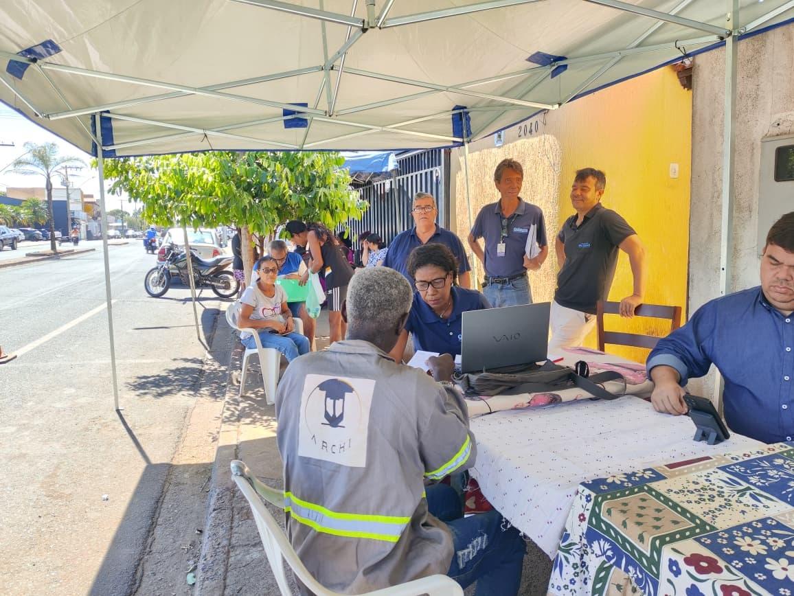 Serviços da Cohagra foram disponibilizados aos moradores do bairro Abadia, em frente ao Projeto Social Pedro Silvério  (Foto/Divulgação)