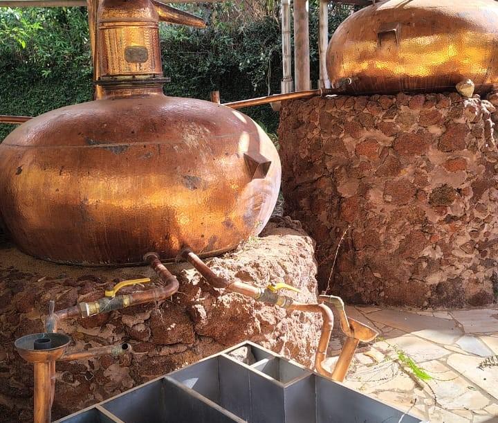 Equipamentos danificados no engenho artesanal de cachaça, alvo de invasão e furto na zona rural de Uberaba (Foto/Divulgação)