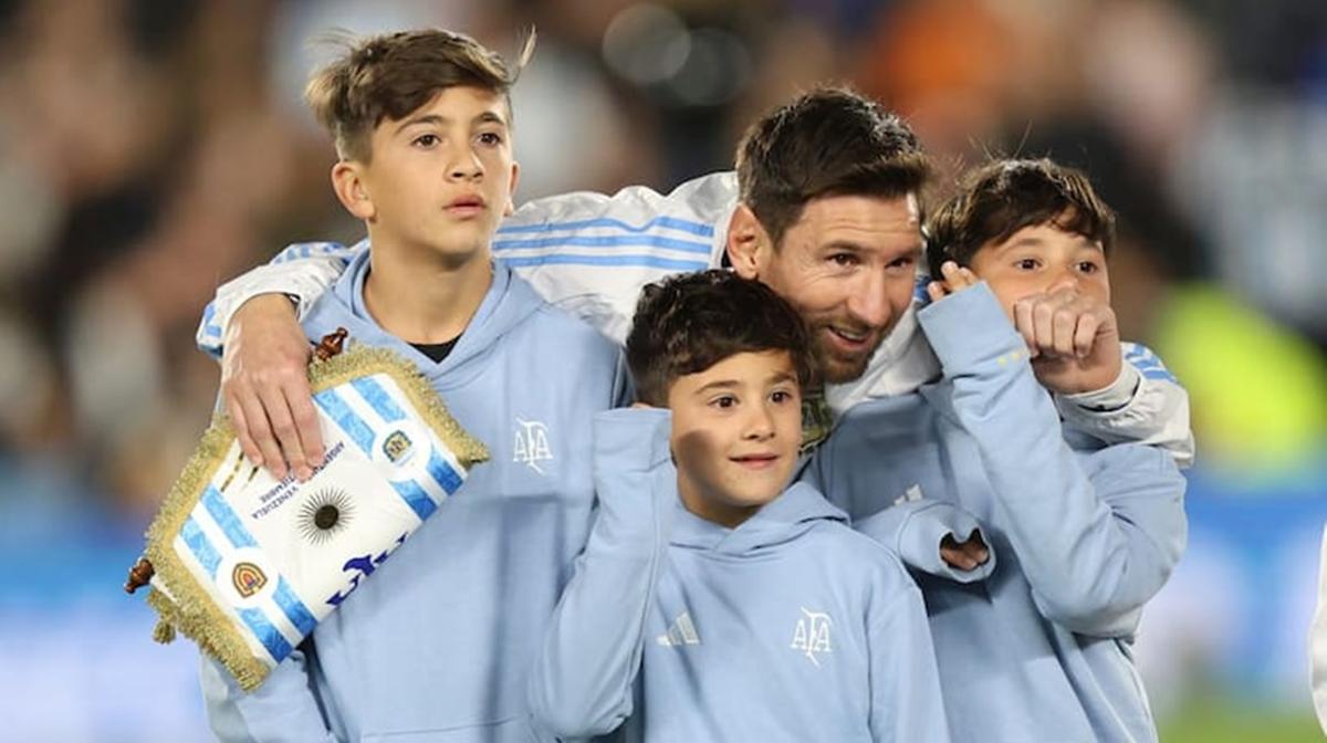 Extremamente emocionado, papai Messi comemorou muito com os filhos (Foto/La Nación)