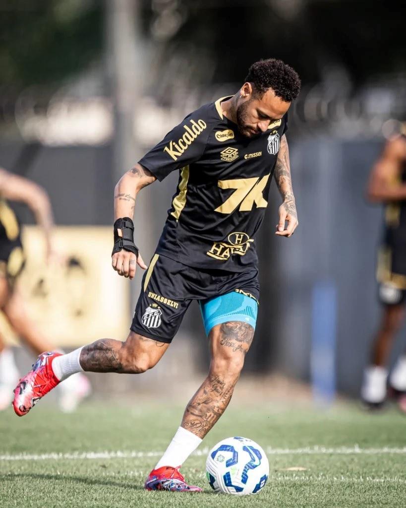 Neymar voltou a treinar usando uma proteção na coxa esquerda (Foto/Raul Baretta)